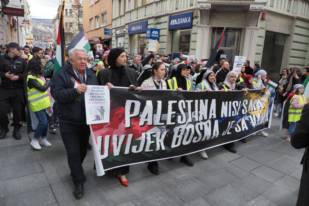 Londra ve Saraybosna'da İsrail protestosu! Binlerce kişi sokaklara döküldü 40